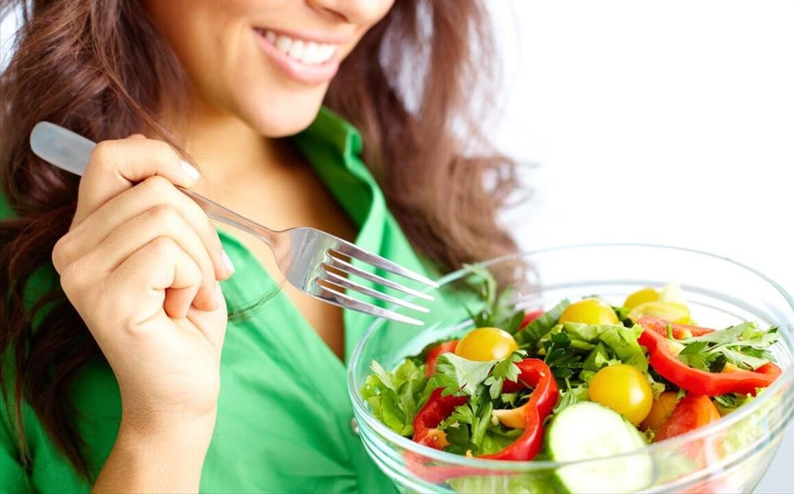 девојка једе салату од поврћа на дијети са 6 латица