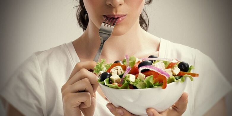 Девојка једе исправно како би избегла проблеме са вишком килограма